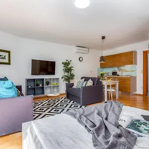 Main Street 2 Apartman